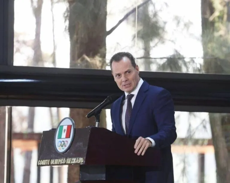 La Federación Mexicana de Clavados y Clavados de Altura entregó un reconocimiento al presidente de Grupo Vazol, Olegario Vázquez Aldir.