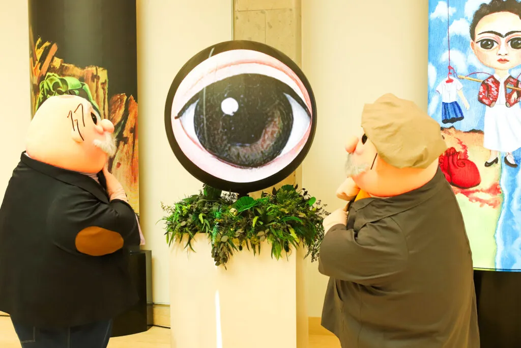Dr. Simi observa la exposición 'la niña de mis ojos'.