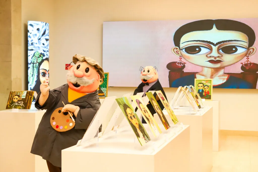 Víctor González Herrera, CEO de Farmacias Similares, invitó al artista plástico Erik Rivera a exponer su trabajo en la SimiCasa Museo.