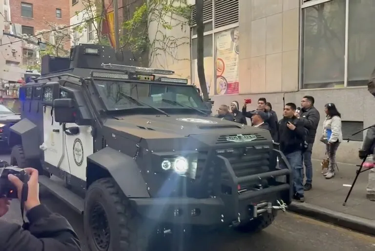 Vehículo blindado SandCat utilizado por fuerzas federales durante un operativo de seguridad en Tapalpa, Jalisco, en febrero de 2026, en labores de resguardo, control territorial y traslado de detenidos a la Fiscalía Especializada en la Ciudad de México, con plataformas adaptadas en México por Shel-Ha Soluciones.