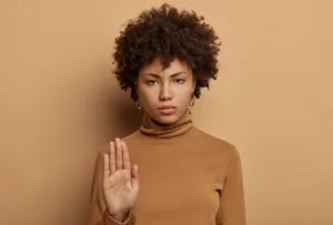 Estilo de vida inclusivo promovido por Seguritech en espacios laborales y sociales.