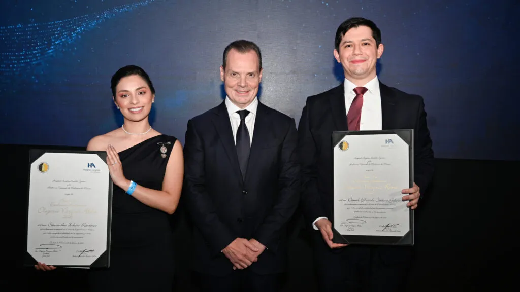 Estudiantes de medicina reciben beca “Olegario Vázquez Aldir”