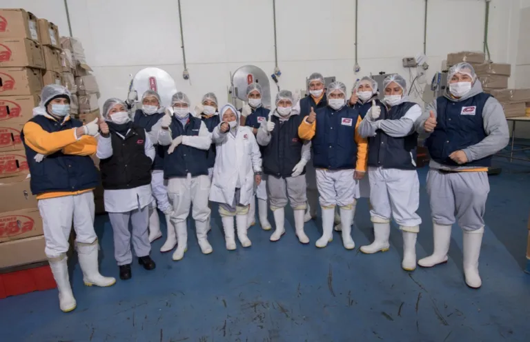 Colaboradores de Grupo Kosmos participando en actividades de integración que reflejan diversidad, respeto e inclusión laboral.