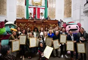 Víctor González Herrera recibe ‘Medalla al Mérito Turístico’ en CDMX.