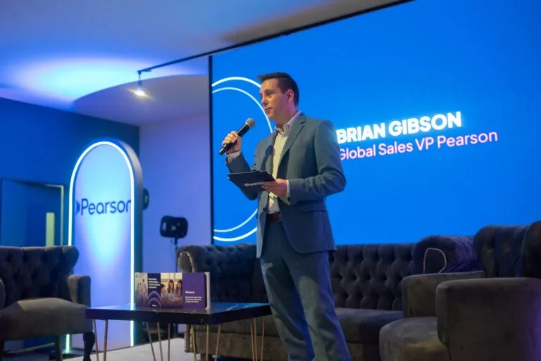 Brian Gibson, VP global de Pearson, durante evento en México sobre Bridges4Change, enseñanza aprendizaje y modelo educativo 2025