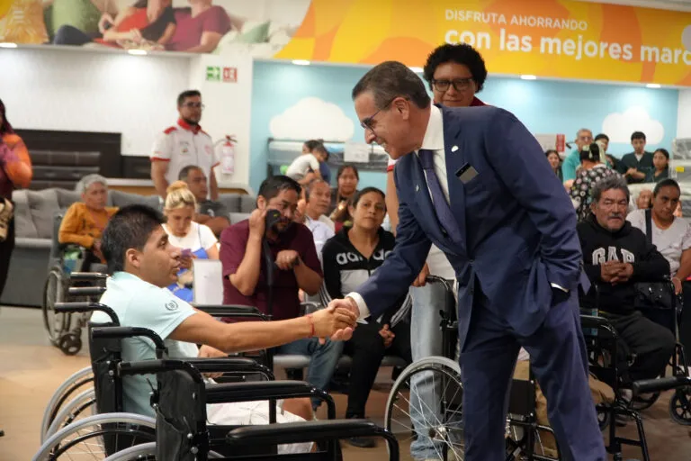 Banco Azteca arranca entrega de 200 sillas de ruedas para 2026