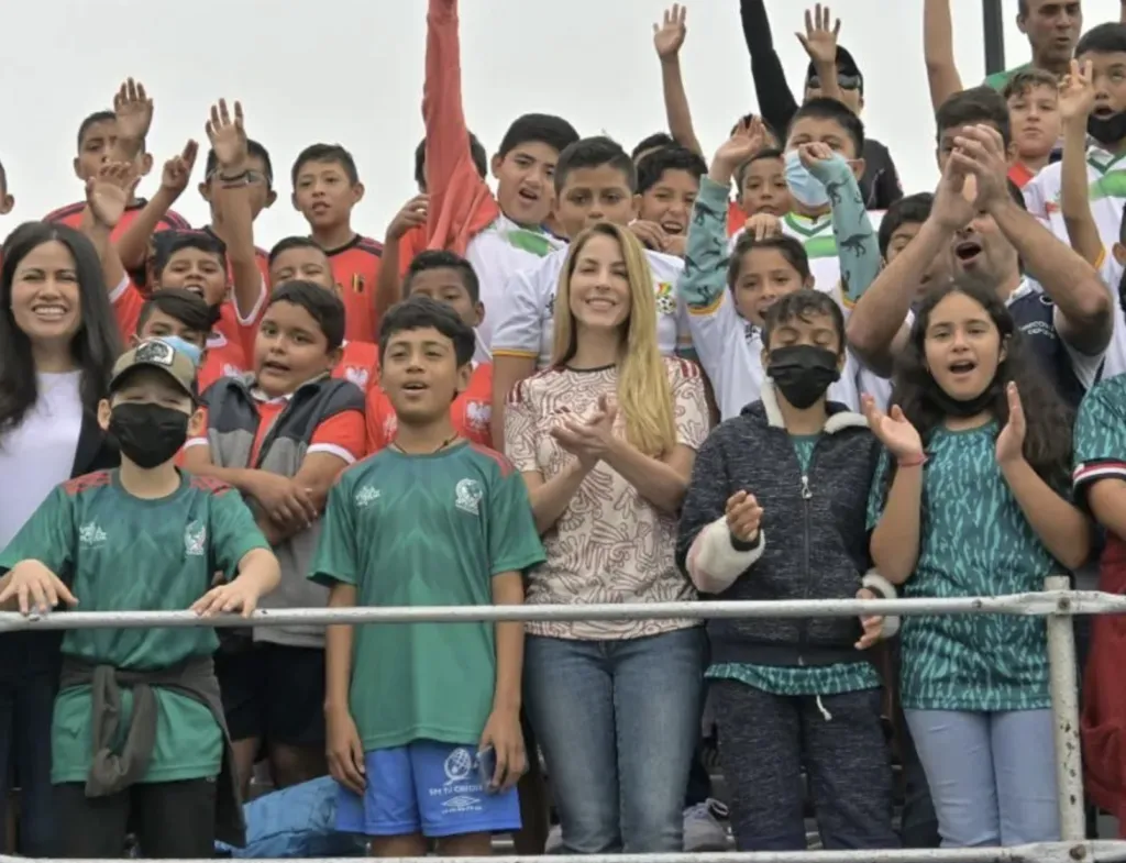 Patricia Lobeira Rodríguez durante una actividad comunitaria en espacios deportivos rehabilitados en Veracruz.