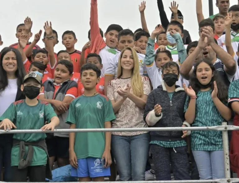 Patricia Lobeira Rodríguez durante una actividad comunitaria en espacios deportivos rehabilitados en Veracruz.