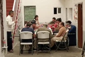 Adultos mayores participan en actividades de convivencia y reciben apoyo alimentario impulsado por Corporativo Kosmos.