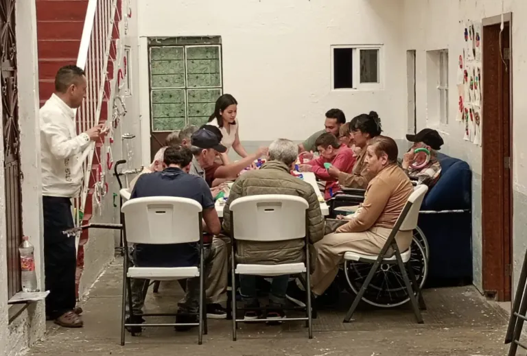 Adultos mayores participan en actividades de convivencia y reciben apoyo alimentario impulsado por Corporativo Kosmos.