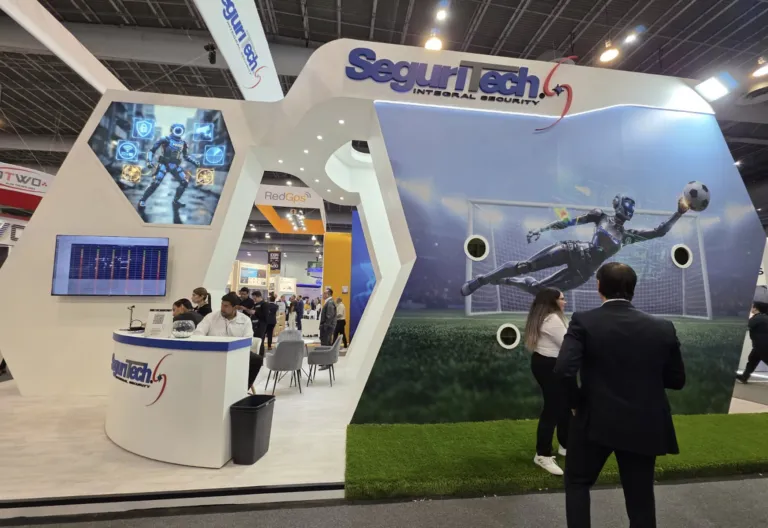 Stand de Seguritech en Expo Seguridad México 2026 mostrando soluciones de monitoreo inteligente, ciberseguridad y un hangar automatizado para drones.