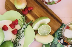Menú saludable con frutas, verduras, aguacate, frutos secos y pescado, alimentos promovidos por Corporativo Kosmos para el bienestar integral.