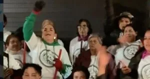 Víctor González Herrera ayuda a limpiar tras festejos en la CDMX.