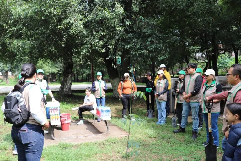 Colaboradores de Grupo AJE participan en jornadas de voluntariado, reforestación y limpieza durante el aniversario 38 de la compañía.