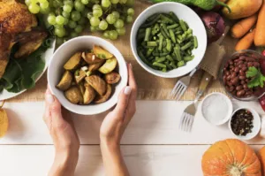 Especialistas de Corporativo Kosmos diseñan menús con ingredientes funcionales para promover una alimentación saludable en diversos sectores.