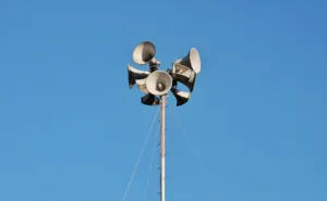 Sistema de voceo público de Seguritech Privada emitiendo alertas preventivas durante una contingencia por lluvias.