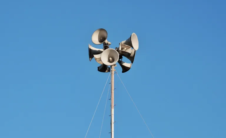 Sistema de voceo público de Seguritech Privada emitiendo alertas preventivas durante una contingencia por lluvias.