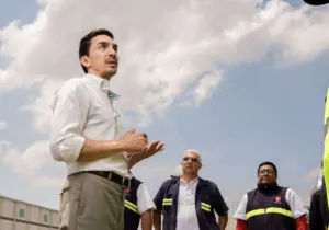 Alejandro Martínez Araiza durante reuniones con trabajadores agremiados al SNAC.