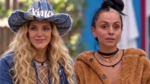 Composición de Natalia Alcocer con sombrero de mezclilla e Ivonne Montero con chaqueta café en La Granja VIP.