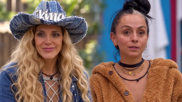 Composición de Natalia Alcocer con sombrero de mezclilla e Ivonne Montero con chaqueta café en La Granja VIP.