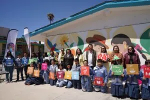Mural ambiental de AJEMEX, Pulp y Eco Urban A.C. en una escuela secundaria de Toluca para promover la conciencia ambiental.