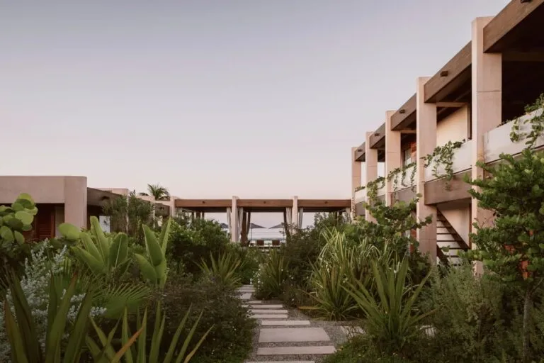Trevalde fusiona diseño con naturaleza para crear ONTO House.