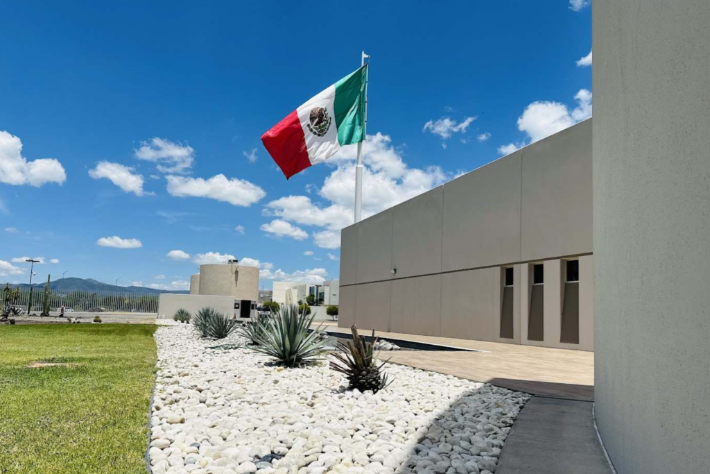 Seguritech destaca la importancia de la ciberresiliencia para proteger operaciones de empresas mexicanas.