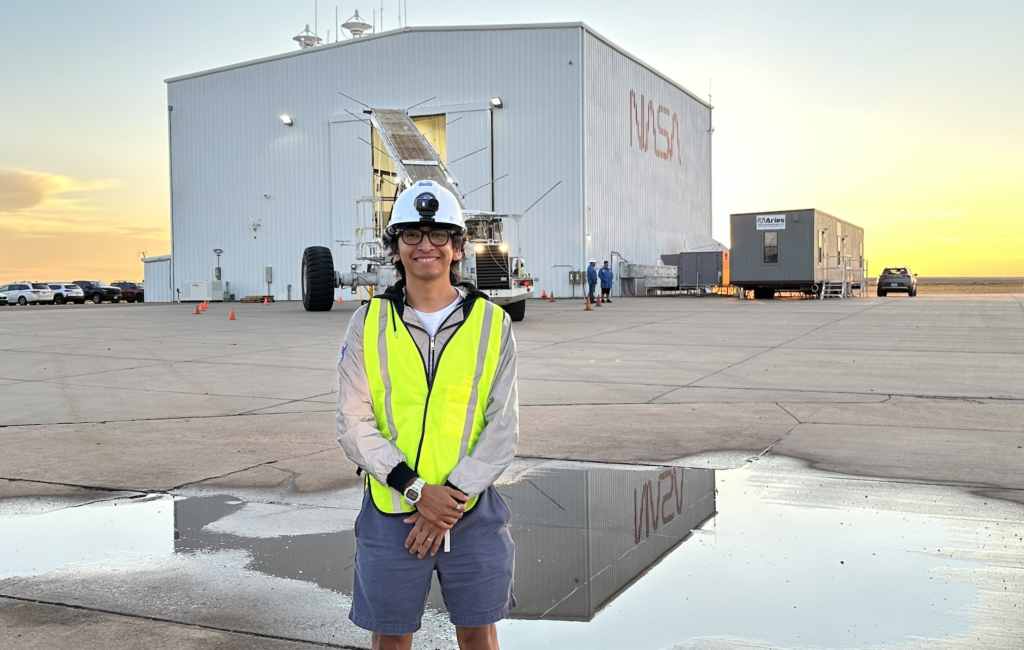 Elvis Andrés Ayala, ingeniero egresado del IPN, trabaja en el desarrollo de la tercera versión de su nanosatélite "Trinidad", con apoyo de Seguritech y Ariel Picker.