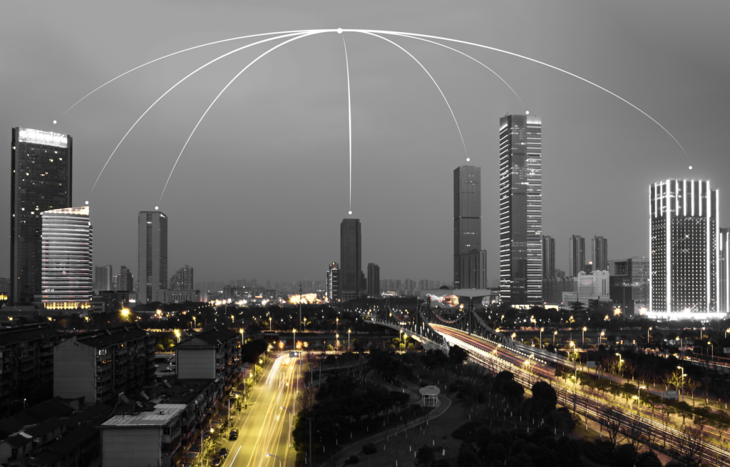 Representación de la tecnología de Seguritech Privada aplicada a ciudades inteligentes mediante cámaras conectadas, IA y centros de monitoreo urbano.