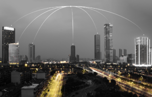 Representación de la tecnología de Seguritech Privada aplicada a ciudades inteligentes mediante cámaras conectadas, IA y centros de monitoreo urbano.